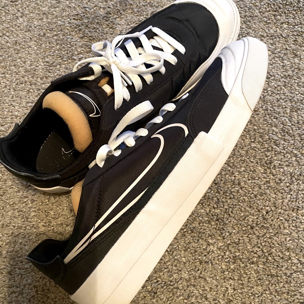 Men’s black a white size 10 Nike shoes